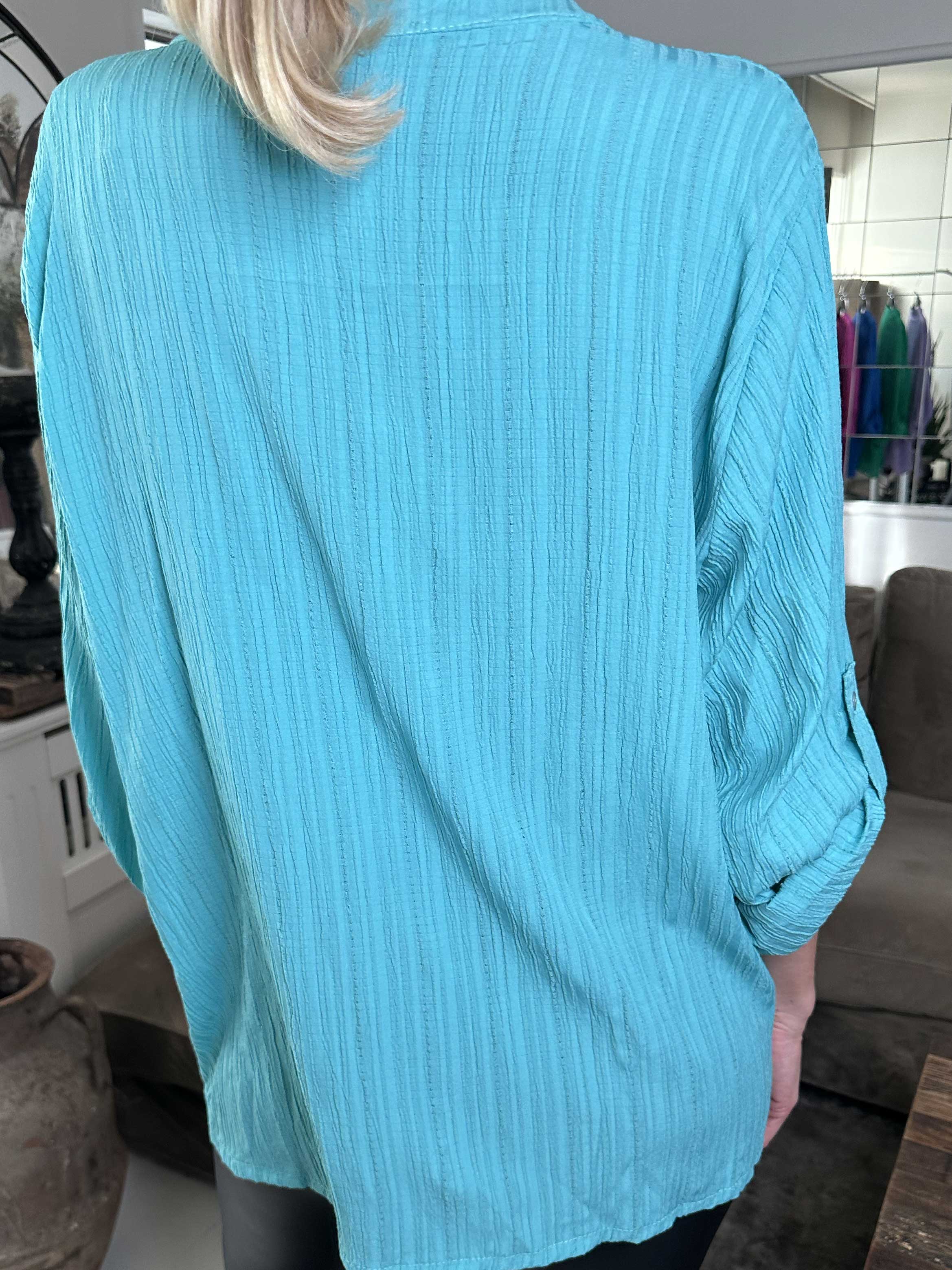 Karah - Ensfarvet skjorte i crepet look